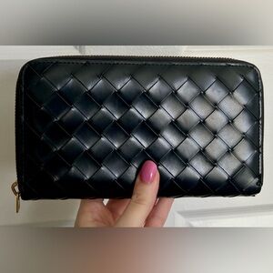 EUC BOTTEGA VENETA INTRECCIATO BLACK LEATHER ZIP AROUND LONG WALLET